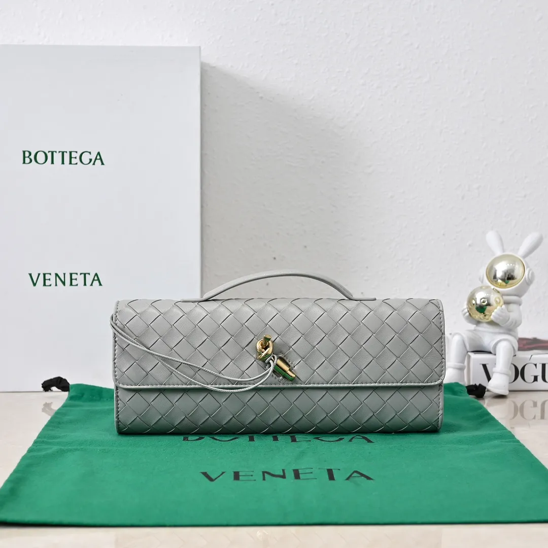 The batch of 1360 BV Andiamo evening handbags has been heavily planted again~ The designer aesthetics in the era of economic downturn are back. I fall in love with it at first sight and can't put it down. It's so beautiful and full of aura. The shape and texture are very competitive. It's light in weight and has sufficient capacity. It's a must-have for fashionistas. It's suitable for many occasions, minimalist, high-end and light luxury. Model No.: 741511 Size: 31*13*3cm
